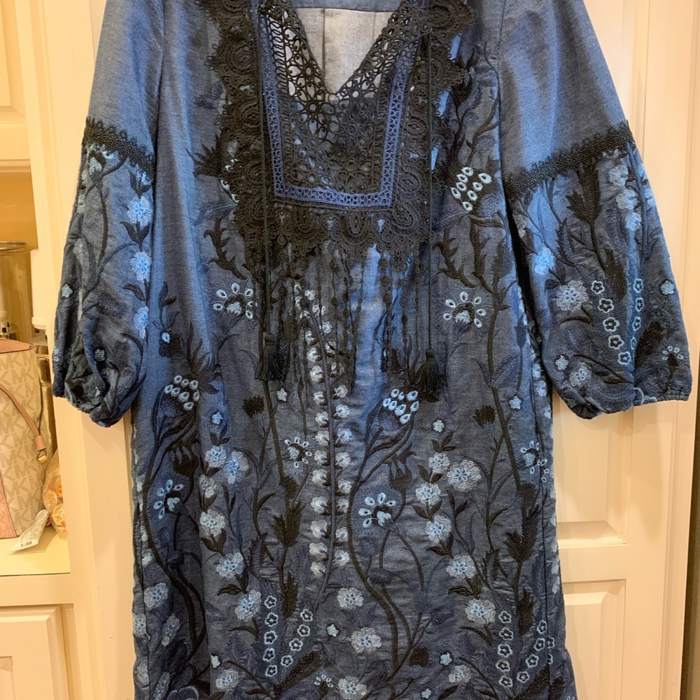 Beautiful embroidered Elie Tahari dress. Perfect condition.